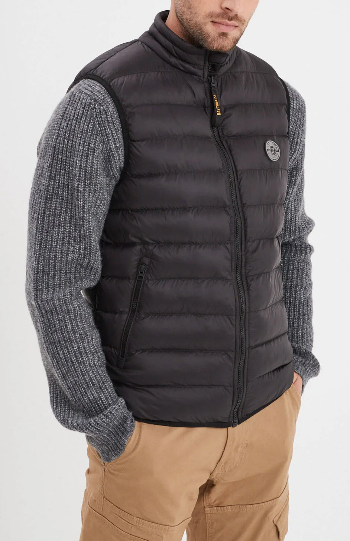 Black sleeveless down jacket “103101”